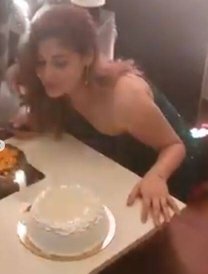 तस्वीरों में फैन्स को उनकी भाभी कश्मीरा शाह का न होना खटक रहा है. कई यूजर्स ने तो पूछ भी लिया कि कश्मीरा शाह से क्या आपकी कोई नाराजगी है?