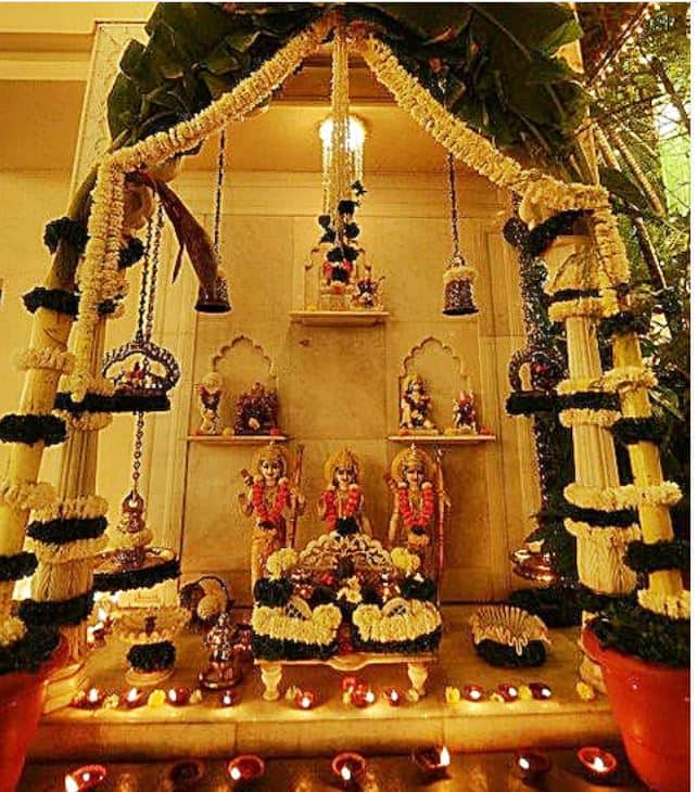 इस तस्वीर में अमिताभ बच्चन के घर के मंदिर का राम दरबार देख सकते हैं. हर रोज मंदिर को ताजे फूलों से सजाया जाता है.