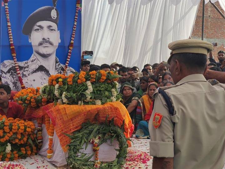 अयोध्या: शहीद राजकुमार यादव का हुआ अंतिम संस्कार, भाई बोला- मोदी जी नक्सलियों का नामोनिशान मिटा दो martyr rajkumar yadav last rites at sarayu in Ayodhya ANN अयोध्या: शहीद राजकुमार यादव का हुआ अंतिम संस्कार, भाई बोला- मोदी जी नक्सलियों का नामोनिशान मिटा दो