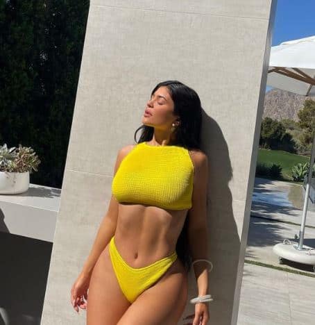 किम की छोटी बहन काइली जेनर भी फोर्ब्स बिलेनियर्स की लिस्ट में शामिल हो चुकी हैं, लेकिन अब उनका नाम इस लिस्ट में शामिल नहीं है.