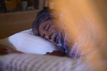 अमिताभ बच्चन ने शेयर की सोते हुए तस्वीर, यूजर्स ने पूछा- क्लिक किसने की?