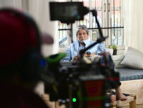 ट्विटर पर अमिताभ बच्चन की इस पोस्ट पर कई फनी कमेंट भी मिल रहे हैं. यूजर्स अमिताभ से पूछ रहे हैं कि ये तस्वीर किसने क्लिक की है?.