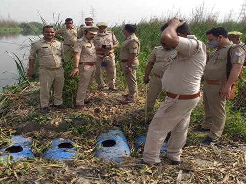 UP: मिल्क वाहन लिखी गाड़ी से मिला शराब और बीयर का जखीरा, पंचायत चुनाव में बांटने के लिये लाई जा रही थी खेप UP: मिल्क वाहन लिखी गाड़ी से मिला शराब और बीयर का जखीरा, पंचायत चुनाव में बांटने के लिये लाई जा रही थी खेप