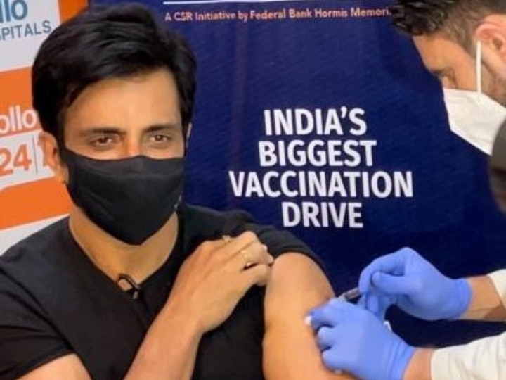 Sonu Sood took first dose of coronavirus vaccine and started campaign to make people aware of vaccine from attari border ann सोनू सूद ने लिया कोरोना का टीका, अटारी बॉर्डर से शुरू किया वैक्सीन के लिए लोगों को जागरूक करने का अभियान
