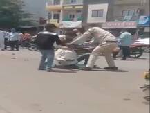 कोरोना नियमों को ना मानने पर पुलिसवालों ने सड़क पर लेटाकर पीटा, राहुल गांधी ने बताया शर्मनाक, देखें-Video