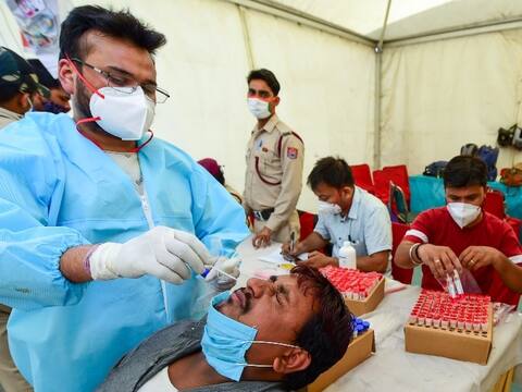 यूपी: इन चार जिलों में 50 फीसदी से ज्यादा मामले, लखनऊ में श्मशान घाट के बाहर लगी कतारें