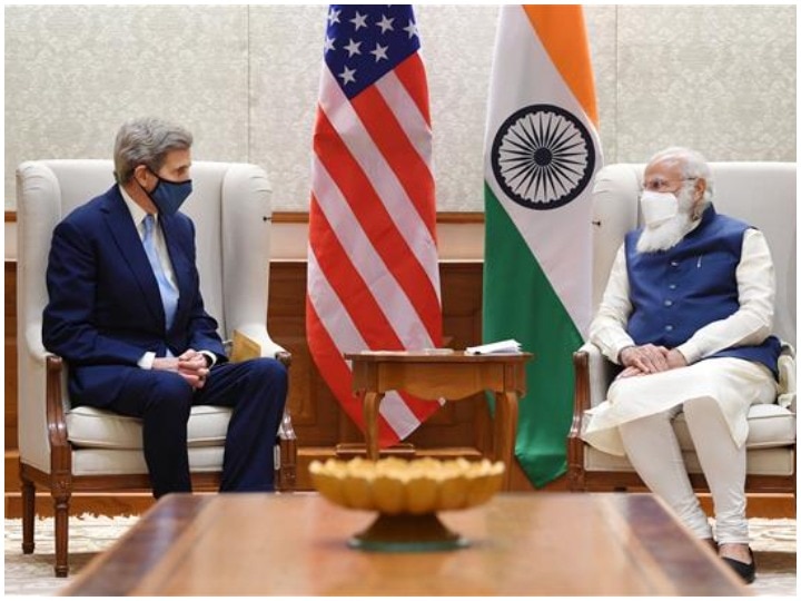 Khaskhabar/अमेरिकी राष्ट्रपति के विशेष दूत जॉन केरी ने प्रधानमंत्री नरेंद्र मोदी से बुधवार को जलवायु मुद्दों पर मुलाकात कर चर्चा की है. इस दौरान जॉन केरी ने कहा है कि भारत को ग्रीन तकनीक और जलवायु से संबंधी किसी भी योजना में सहयोग करने के लिए अमेरिका हमेशा उसके साथ खड़ा है.नरेंद्र मोदी ने बुधवार को कहा कि भारत और अमेरिका स्वच्छ और