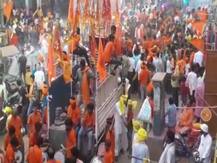 कोरोना महामारी पर भारी पड़ी आस्था, शोभायात्रा में शामिल हुए सैकड़ों लोग, गाइडलाइंस की उड़ाई धज्जियां