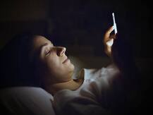 अगर आपको भी है सोने से पहले देर तक मोबाइल यूज करने की आदत तो जान लें इसके नुकसान