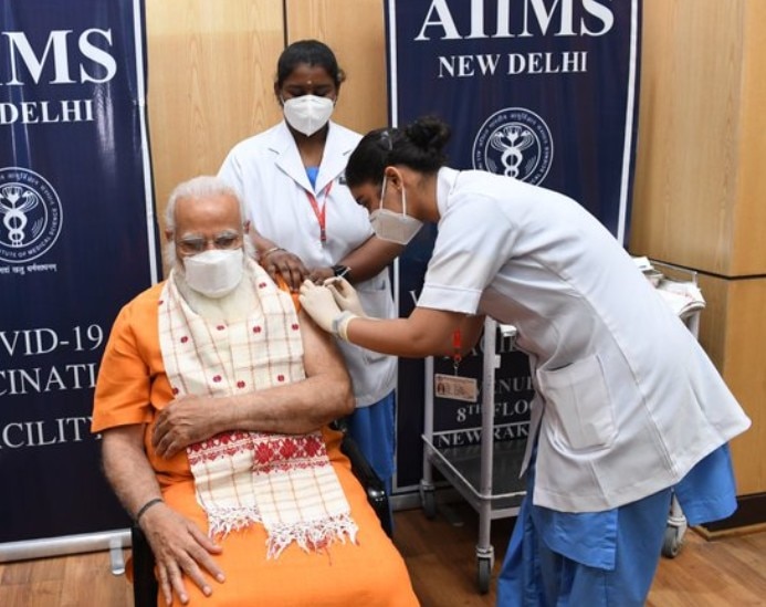 PM Narendra Modi takes his second dose of COVID-19 vaccine at AIIMS, Delhi PM मोदी को कोरोना वैक्सीन की दूसरी डोज देने वाली नर्स का ऐसा था रिएक्शन, जानिए क्या कहा