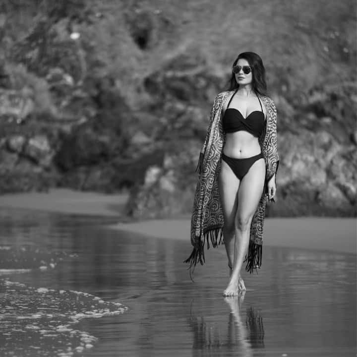 तस्वीर के साथ उन महिलाओं के लिए खास मैसेज लिखा है जो सोचती हैं- लोग क्या कहेंगे. आशका ने लिखा है- आप ऐसा सोचकर  अपना समय बर्बाद ना करें. आप जो हैं वही सबसे अच्छा वर्जन है. आप खुद के दिमाग को इस सोच से आजाद करें कि लोग क्या कहेंगे.