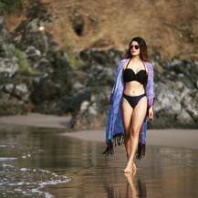 'लोग क्या कहेंगे' सोचने वालों को Aashka Goradia ने दी नसीहत, बिकिनी में दिखाया बोल्ड अवतार