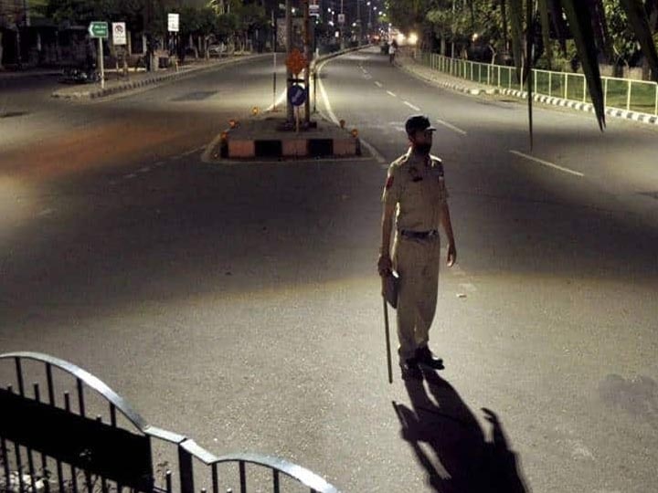 Karnataka: Night curfew from 6 am to 5 pm from Saturday in 6 cities including Bengaluru कर्नाटक: बेंगलुरु समेत 6 शहरों में आज से नाइट कर्फ्यू, रात 10 बजे से सुबह 5 बजे मूवमेंट बंद