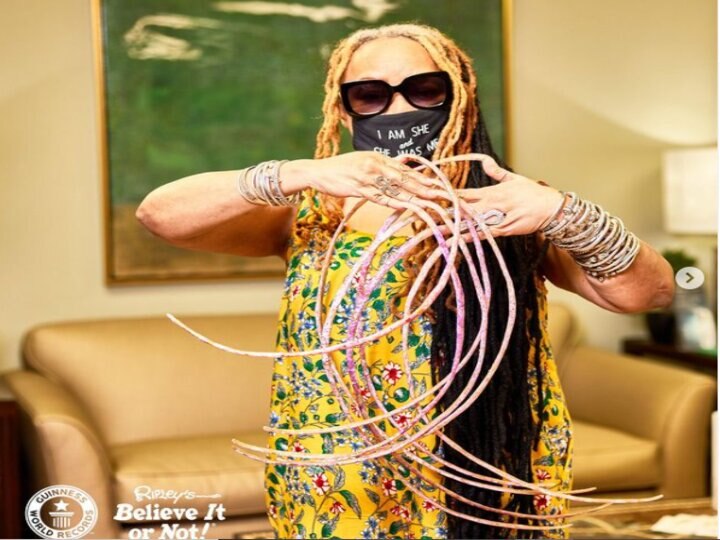 The world's longest nail woman created a record, nails cut after 30 years, the video is going viral Viral Video: दुनिया की सबसे लंबे नाखून वाली महिला ने बनाया रिकॉर्ड, 30 साल के बाद काटे नाखून