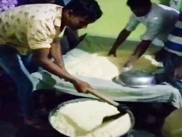 बागपत: जेसीबी और फावड़े से लड्डू बनवाना पड़ा महंगा, 10 लोगों के खिलाफ केस दर्ज Police registered case against 10 people for making laddu for election in Baghpat ANN बागपत: जेसीबी और फावड़े से लड्डू बनवाना पड़ा महंगा, 10 लोगों के खिलाफ केस दर्ज