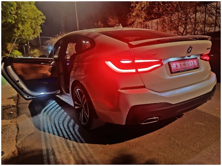 BMW की M340i जो हाल ही में लॉन्च हुई है, इसके लॉन्च से पहले ही इसके खरीदारों में उत्साह देखने को मिला. वहीं इसकी 6 सीरीज GT के लेटेस्ट प्रोडक्ट से भी बिक्री की ऐसी ही उम्मीद है. लग्जरी सेगमेंट की नई 6 सीरीज GT में 5 सीरीज की तुलना में लंबा व्हीलबेस है. 6 सीरीज GT मूल रूप से 5 और 7 सीरीज के बीच के स्लॉट में आती है, लेकिन इसकी कीमत सीरीज 5 के आसपास है. यह उन लोगों के लिए है जो एक स्टैंडर्ड सेडान के बजाय ज्यादा स्टाइलिश कार चाहते हैं. यह 5,091 मिमी की लंबाई के साथ एक बड़ी कार है, लेकिन इसकी झुकी हुई रियर और इसकी नॉचबैक डिजाइन के साथ 5 सीरीज की तुलना में ज्याद स्टाइलिश दिखती है. इस कार में नई बड़ी ग्रिल (अन्य बीएमडब्ल्यू जितनी बड़ी नहीं), नई बंपर और नई बीएमडब्ल्यू लेजरलाइट्स हैं. 