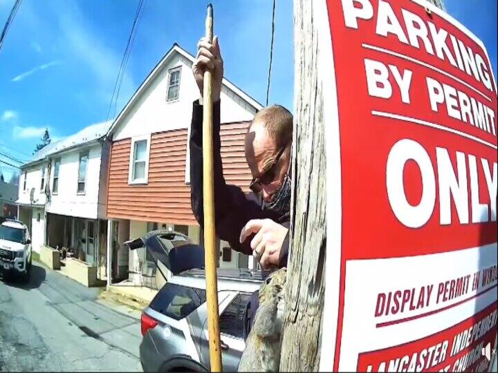 US police rescues squirrel, squirrel trapped inside metal pole, watch video मेटल पाइप के अंदर फंस गयी गिलहरी, कड़ी मेहनत के बाद यूएस पुलिस ने किया रेस्क्यू