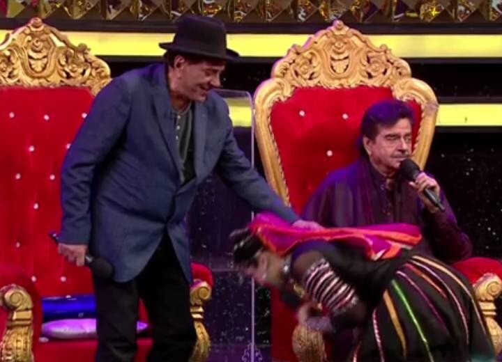 Dharmendra give shagun to dance deewane contestant pallavi tole due this reason Video: धर्मेंद्र ने डांस दीवाने की कंटेस्टेंट को दिया 51 रुपए का शगुन, शेयर किया ये यादगार किस्सा