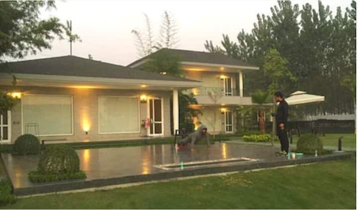 कपिल के घर में सीलिंग-टू-ग्लास खिड़कियों का यूज खासतौर पर घर में धूप आने के लिए किया गया है. उनके लिविंग एरिया और डाइनिंग एरिया से उनके घर में बना एक बड़ा सा लॉन भी दिखाई देता है.इसमें जाने के लिए घर में ग्लास स्लाइडिंग विंडो का यूज किया गया है.