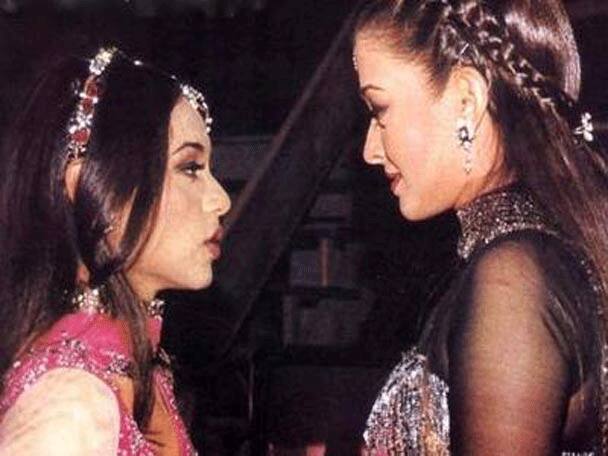 बस यही बात थी कि दोनों में ऐसी दूरी आई जो आज तक नहीं भर पाई है. दोनों एक साथ, एक दूसरे के सामने न के बराबर ही नज़र आती हैं. और कहा जाता है कि आज तक ऐश्वर्या इन बातों को दिल से भुला नहीं पाई हैं.