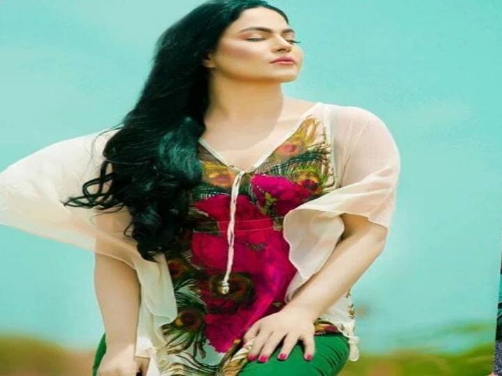 दूसरे नाम की बात करें तो इस लिस्ट में नाम आता है वीना मलिक का जिनका असली नाम जाहिदा मलिक है. वीना मलिक सबसे पहले रिएलिटी शो बिग बॉस में दिखाई दी थीं. बिग बॉस सीजन 4 में वीना मलिक ने अस्मित पटेल के साथ बोल्डनेस की सारी हदें पार कर दी थीं. लेकिन फिर उसके बाद वो धीरे-धीरे गायब होती चली गई.