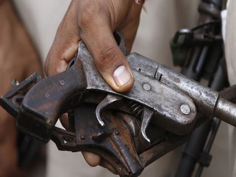 पुलिस को मिली बड़ी कामयाबी, अवैध असलहा बनाने वाली फैक्ट्री का किया भंडाफोड़, एक गिरफ्तार पुलिस को मिली बड़ी कामयाबी, अवैध असलहा बनाने वाली फैक्ट्री का किया भंडाफोड़, एक गिरफ्तार