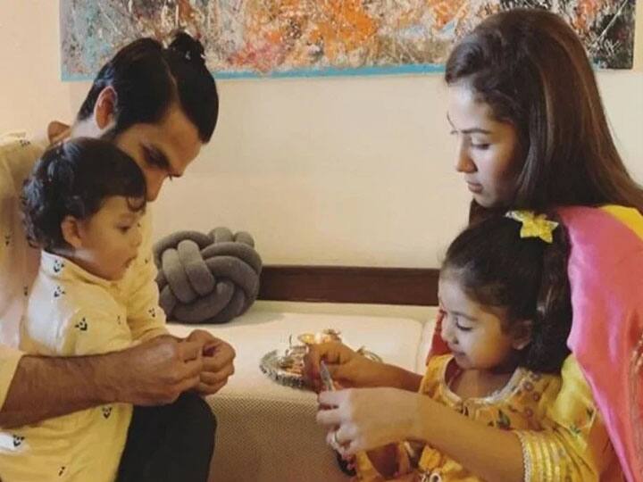 बॉलीवुड एक्टर शाहिद कपूर और मीरा कपूर के दोनों बच्चे जिनका नाम जैन और मीशा है उनकी फोटो सोशल मीडिया पर काफी देखी जाती है. जैन और मीशा बॉलीवुड के क्यूटेस्ट बच्चों में से एक हैं. अक्सर शाहिद कपूर अपने बच्चों की फोटो सोशल मीडिया पर शेयर करते दिखाई देते हैं.