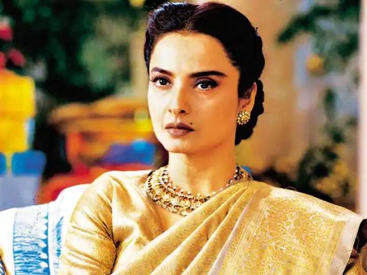 रेखा के अनुसार, यह वाकया फिल्म ‘मुकद्दर का सिकंदर’ से जुड़ा है. इस फिल्म की स्पेशल स्क्रीनिंग थी जिसमें अमिताभ और जया भी सपरिवार आए हुए थे.