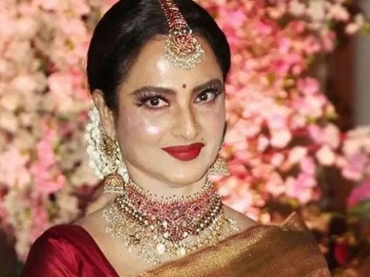 रेखा ने इस इंटरव्यू में बताया कि वह खुद भी इस स्क्रीनिंग में मौजूद थीं और प्रोजेक्शन रूम में बैठी थीं. रेखा वहां से अमिताभ और जया को साफ़-साफ़ देख सकती थीं.