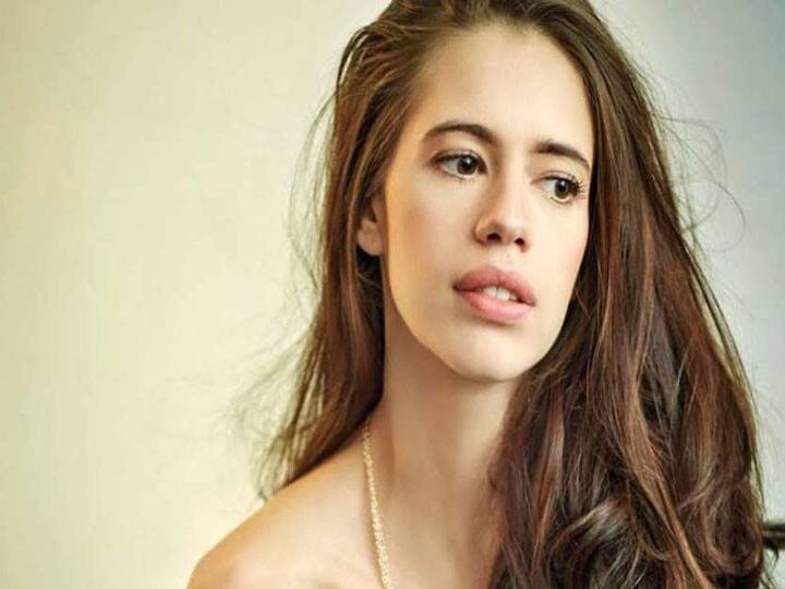 कल्कि का सही नाम कल्कि है. अक्सर लोग उनको कल्कि कोचलिन कहकर पुकारते थे. Kalki Koechlin को हिंदी में कल्कि कोचलिन लिखा जाता था, लेकिन एक बार एक इंटरव्यू में कल्कि ने साफ कर दिया था कि उनका सरनेम हिंदी में केकलां लिखा जाएगा.