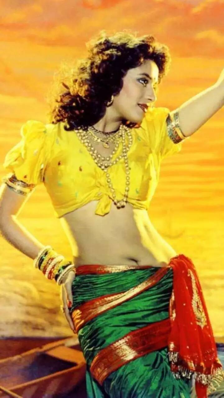 फिल्म 'शैलाब' में माधुरी बेहद खूबसूरत लुक में नजर आईं थीं. 'हमको आज कल है इंतजार' गाने में उन्होंने पीले रंग के ब्लाउज के साथ ट्रेडिशनल ज्वेलरी पहनी थी, जो आज भी चर्चा में है.