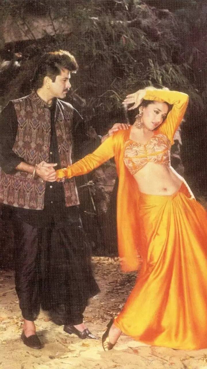 90 के दशक में उन्होंने फिल्म 'बेटा' में अनिल कपूर के साथ शानदार परफॉर्मेंस दिया था. 'धक धक करने लगा' गाने में ऑरेंज कलर की साड़ी आज प्रासंगिक है.