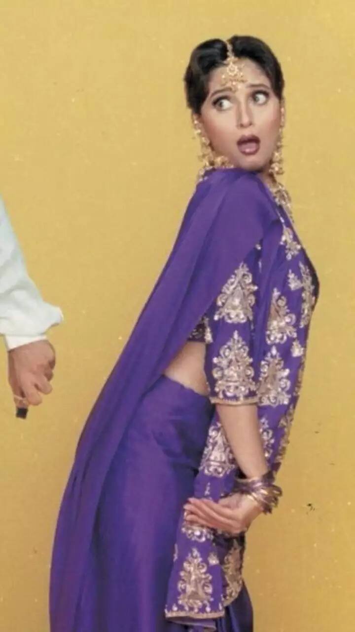 फिल्म 'हम आपके हैं कौन' में उन्होंने ब्लू साड़ी के साथ ट्रेडिशनल ज्वेलरी यूज किया था. इस फिल्म से उन्होंने खूब सुर्खियां बटोरी थीं.