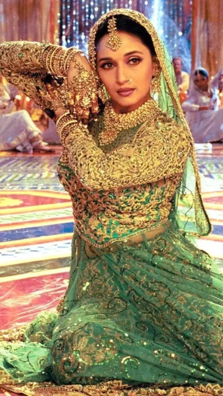 फिल्म 'देवदास' में माधुरी मुख्य भूमिका में नजर आईं थीं. इस फिल्म में वह अनारकली ड्रेस में दिखीं थीं.
