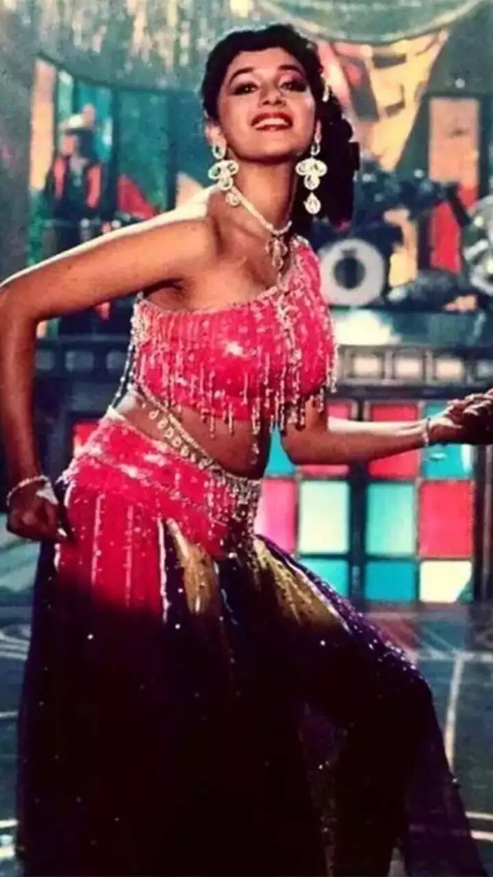 फिल्म 'तेज़ाब' में माधुरी दीक्षित ने 'एक दो तीन' गाने पर शानदार प्रस्तुति दी थी. इस गाने में वह पिंक स्कर्ट में नजर आईं थीं.