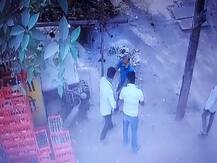 बिहार: अपराधियों ने दिनदहाड़े सड़क की पर युवक की पिटाई, दहशत फैलाने के लिए की फायरिंग