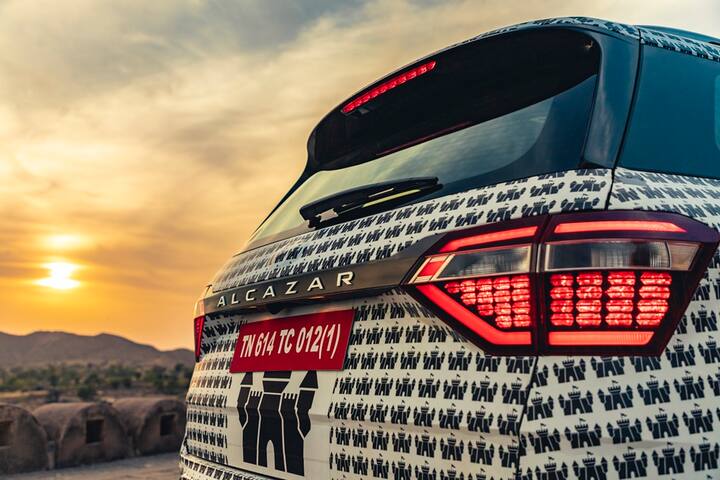 इसमें 1.5l यूनिट के साथ डीजल ऑप्शन भी दिया गया है, जो 115bhp और 250Nm बनाता है. लेकिन इस इंजन को अल्केजर के लिए फिर से तैयार किया गया है. इसमें 6-स्पीड मैनुअल / 6-स्पीड ऑटो ऑप्शन भी मिलता है. हमनें 6-स्पीड मैनुअल के साथ ही पेट्रोल डलवाया. फर्स्ट इंप्रेशन पॉजिटिव रहा, क्योंकि यह एक रिफाइंड मोटर है और साथ ही स्मूथ भी है. संकरी गलियों में इंजन में पर्याप्त टॉर्क होता है ताकि उसे लगातार डाउनशिफ्ट की जरूरत न पड़े. मुझे जो पसंद आया वह स्ट्रॉन्ग परफॉर्मेंस है. यह ड्राइव करने के लिए एक कफंर्ट और पावरफुल एसयूवी है लेकिन क्रेटा की तुलना में कम स्पोर्टी है जो कि होना चाहिए. इंजन लंबी यात्रा के लिए पर्याप्त होगा और यह तब भी पर्याप्त होगा जब गाड़ी यात्रियों या फिर सामान से भरी हो.