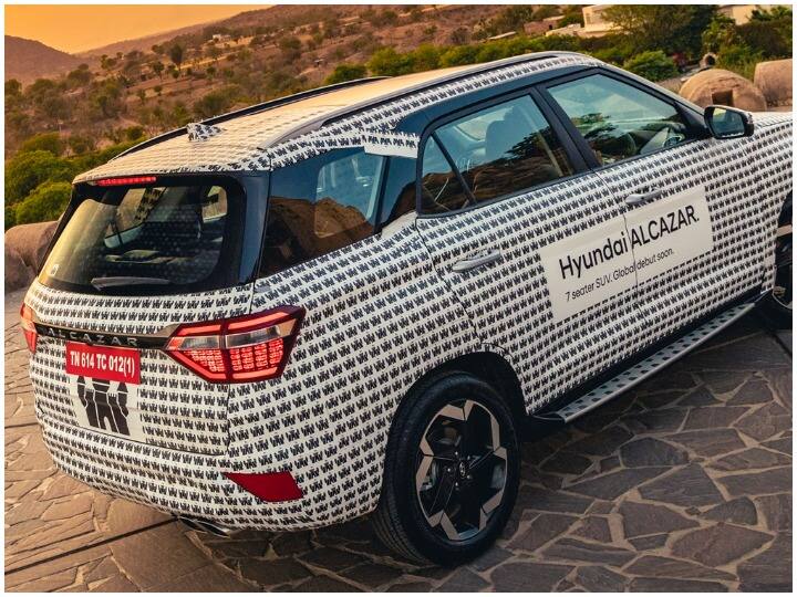 इसके स्पेसिफिकेशंस से पता चलता है 2760 मिमी के व्हीलबेस के साथ अल्केज़र अपने प्रतिद्वंद्वियों को आसानी से पीछे छोड़े देगी. इसमें अच्छा खासा स्पेस है. दूसरी रो में  सीटिंग में वायरलेस चार्जिंग और एक आर्म-रेस्ट के लिए बीच में एक कंसोल है. वहीं इसमें क्रेटा की तरह फीचर लिस्ट है. इसमें पैनोरमिक सनरूफ, कनेक्टेड कार टेक्नोलॉजी के साथ प्लस 360 डिग्री कैमरा आदि. आप सेकेंड रो या थर्ड रो में ज्यादा स्पेस पाने के लिए आगे स्लाइड कर सकते हैं. इसकी सीटें भी आलीशान होंगी. अलकेजर में 1.5l पेट्रोल या 1.4 टर्बो एक नहीं मिलता है, लेकिन इसके बजाय एक नया 2.0l पेट्रोल अल्केजर रेंज का मुख्य आकर्षण होगा. यह वही 4-सिलिंडर इंजन है जो एलांट्रा और टैक्सन में दिया गया है.  यह 159bhp और 192Nm बनाता है जबकि गियरबॉक्स ऑप्शन में 6-स्पीड मैनुअल और 6-स्पीड ऑटोमैटिक एक टॉर्क कनवर्टर शामिल है.