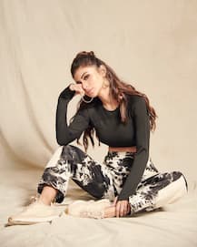 काले लिबास में बेहद खूबसूरत लग रही हैं Mouni Roy, ताज़ा फोटोशूट की तस्वीरें देखिए