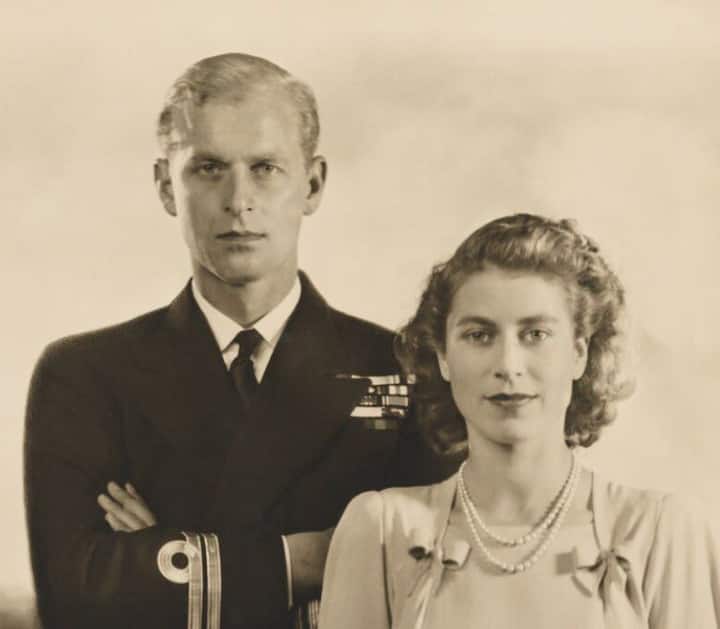 1937 में वो पहली बार राजकुमारी एलिज़ाबेथ से मिले और फिर दोनों के बीच पत्रों से बातचीत शुरू हो गया. दूसरे विश्वयुद्ध के दौरान उन्होंने नौसेना की भूमघ्य और प्रशांत टुकड़ियों में अपनी सेवाएं दीं थीं.