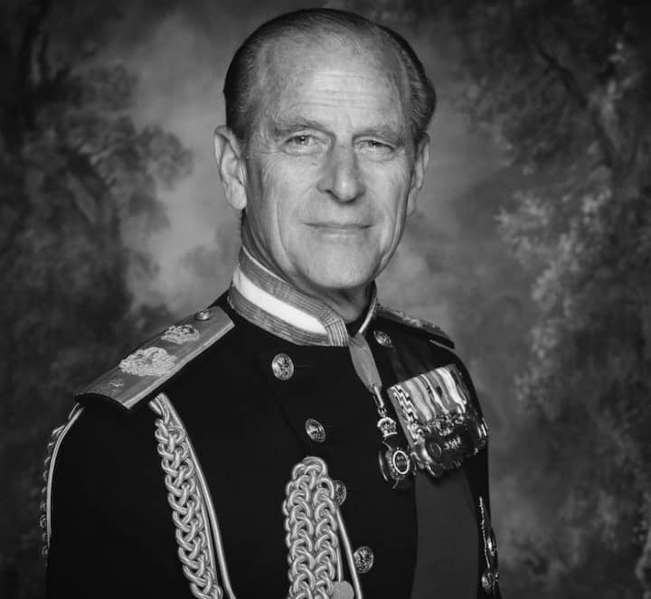 महारानी एलीजाबेथ II के पति प्रिंस फिलिप का 99 साल की उम्र में निधन हो गया. द रॉयल फैमली ने ट्वीट कर बताया कि विंड्सर कासल में उन्होंने अंतिम सांस ली. प्रिंस फिलिप का जन्म 10 जून 1921 को कोर्फू (Corfu) के ग्रीक द्वीप पर हुआ था. फरवरी के महीने में प्रिंस फिलिप को इलाज के लिए अस्पताल में भर्ती कराया गया था. यहां उनका संक्रमण और हृदय संबंधी रोग का इलाज किया गया. बाद में मार्च के महीने में महारानी एलिजाबेथ द्वितीय के पति प्रिंस फिलिप (99) को अस्पताल से छुट्टी मिली थी.