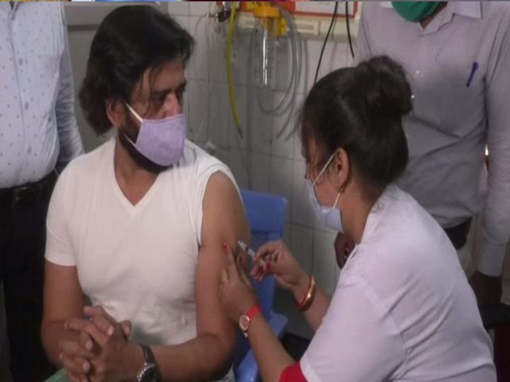 Gorakhpur MP Ravi kishan got corona vaccination ann शार्टेज के बीच सांसद रविकिशन ने कराया वैक्सीनेशन, कहा- अफवाहों पर ध्‍यान न दें, कल आ जाएगी एक लाख डोज