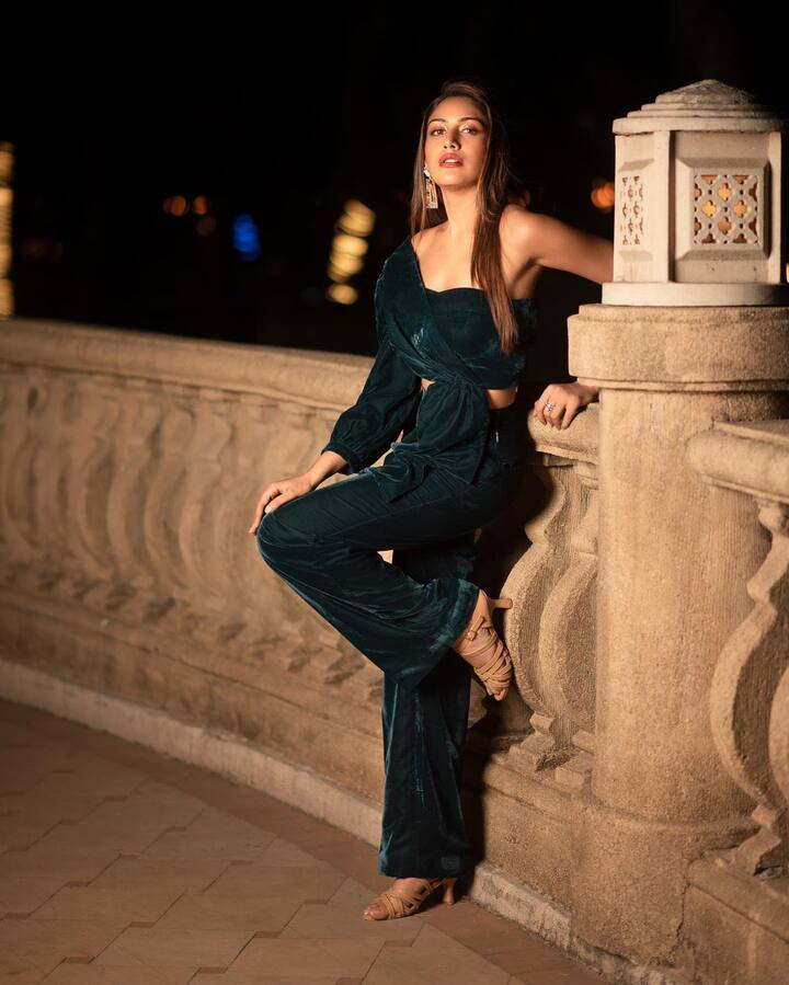 इस बार सुरभि वेलवेट आउटफिट में नज़र आई हैं. जो काफी स्टाइलिश है. कॉस्ट्यूम तो स्टाइलिश है ही पर उस सुरभि की अदाएं और भी जुल्म ढा रही हैं. (Photo Credit - Instagram)