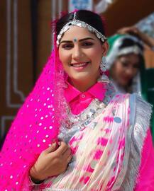 Sapna Choudhary ने गांव की गोरी बनकर जीता फैंस का दिल, देखें तस्वीरें