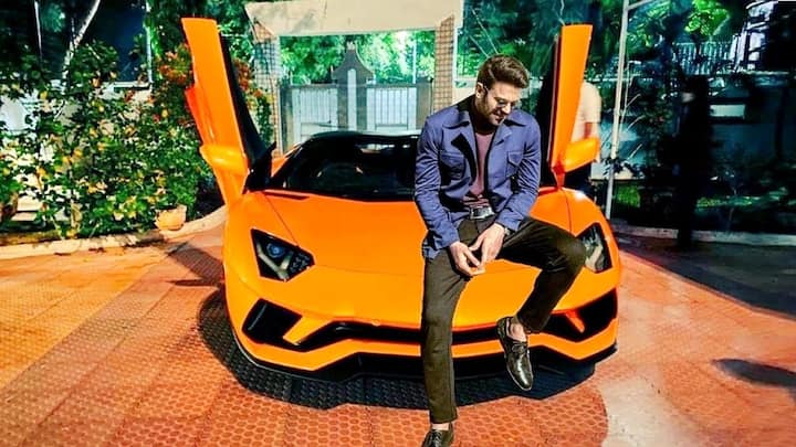 प्रभास : साउथ सिनेमा के सुपरस्टार प्रभास के पास भी लेम्बोर्गिनी एवेंटाडोर एस रोडस्टर है. ख़बरों की मानें तो पीले रंग की इस चमचमाती कार की कीमत 6 करोड़ रुपए है. इस कार को प्रभास ने अपने पिता की बर्थ एनिवर्सरी वाले दिन मंगवाया था इसलिए यह उनके लिए बेहद स्पेशल है.