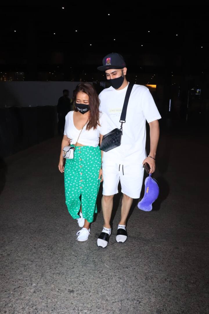 नेहा कक्कड़ आज पति रोहनप्रीत सिंह के साथ एयरपोर्ट पर स्पॉट हुईं जहां वो काफी शानदार लुक में नज़र आईं. नेहा इस दौरान सी ग्रीन स्कर्ट और व्हाइट टॉप में स्पॉट हुईं.