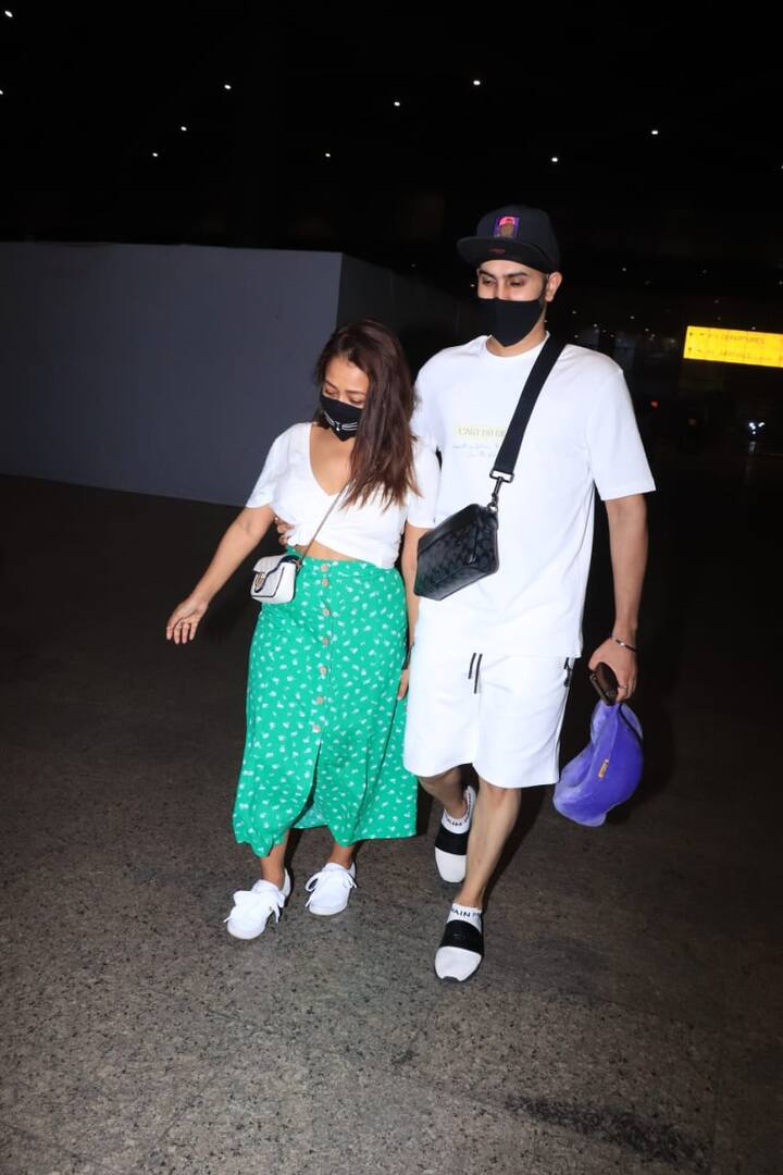 नेहा पर ये आउटफिट काफी जच रहा था जिसमें वो काफी खूबसूरत लग रही थीं. बात करें रोहनप्रीत की तो रोहन ऑल इन व्हाइट कैजुअल लुक में दिखे. उन्होंने व्हाइट शॉर्ट्स और व्हाइट टी शर्ट पहनी थी.