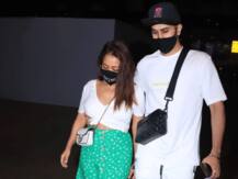 पति Rohanpreet Singh के साथ एयरपोर्ट पर स्पॉट हुईं Neha Kakkar, सी ग्रीन स्कर्ट और व्हाइट टॉप में दिखा शानदार लुक