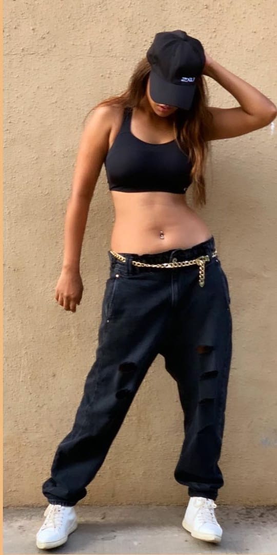 Nia Sharma Looked Very Bold In Black Colored Ripped Jeans See Photos | Photos: ब्लैक कलर की Ripped Jeans में बेहद बोल्ड लुक देती नजर आईं Nia Sharma, देखें तस्वीरें