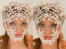 VIDEO: उर्वशी रौतेला ने पहना हीरो से जड़ा भारी मास्क, अतरंगी हरकत के लिए हो रही हैं ट्रोल